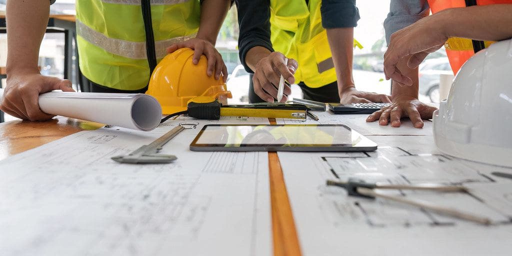 Equipo técnico revisando planos de proyecto