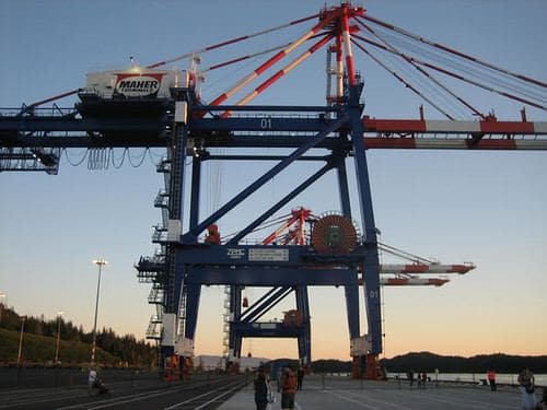 Grúa pórtico roja en operación portuaria